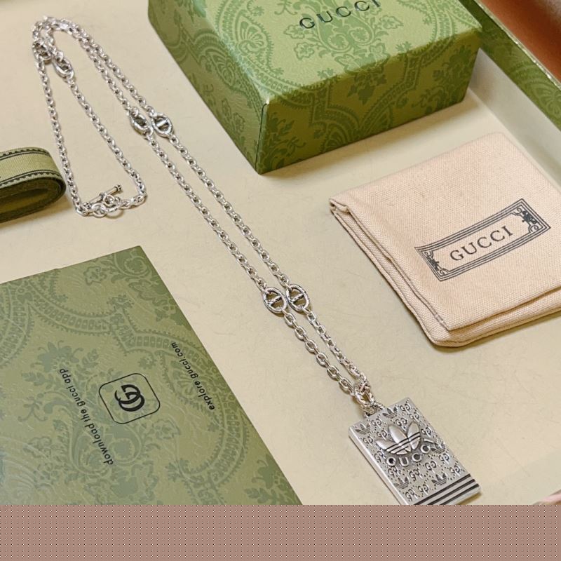 G*u*i necklaces